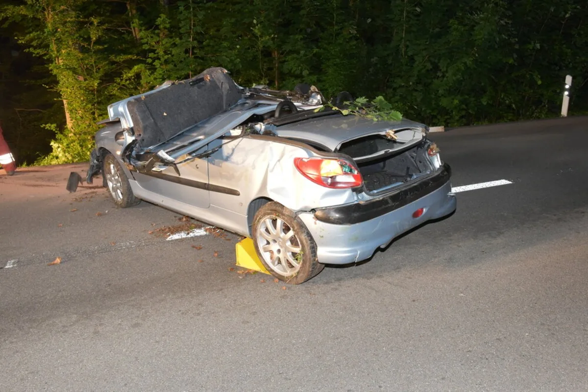 Horrorunfall in Teufen ZH - Peugeot kommt von Strasse ab und überschlägt sich mehrfach!