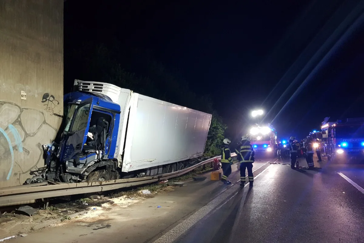 Witten - Tragischer LKW Unfall auf der A44, Fahrer schwer verletzt