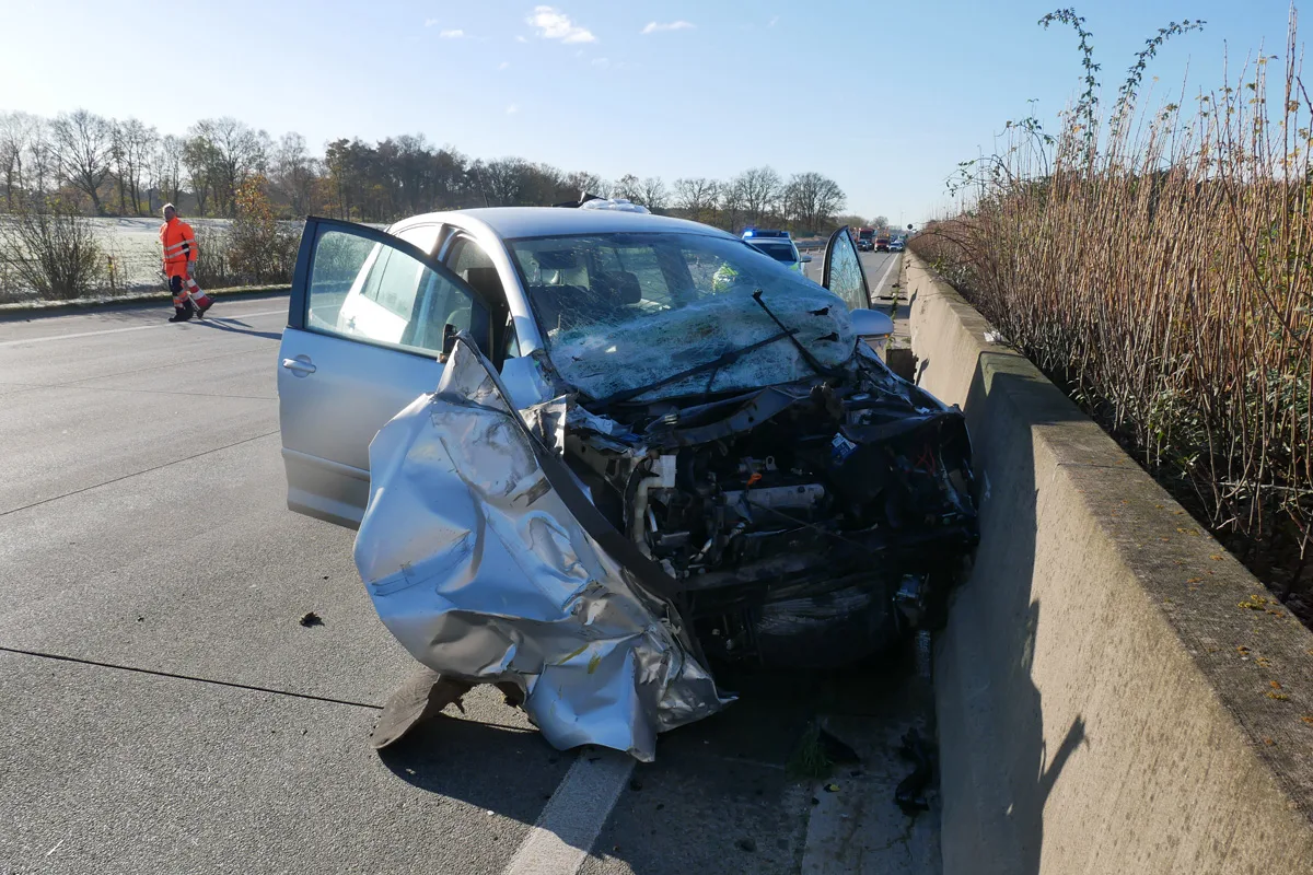 A1 Sittensen NI – 19-Jähriger bei Unfall mit drei Fahrzeugen schwer verletzt