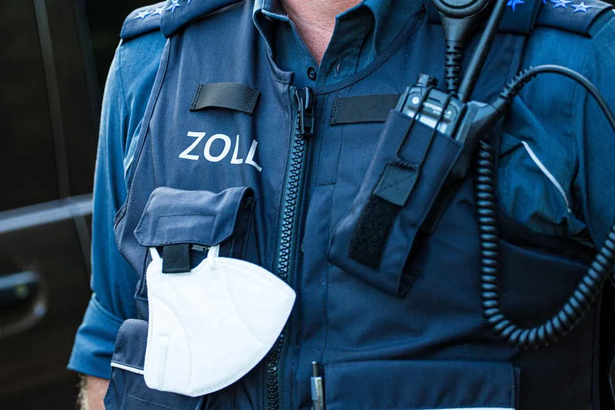 Papenburg - Über ein Kilogramm Haschisch in der Tasche und über 4.000 Euro in der Unterhose
