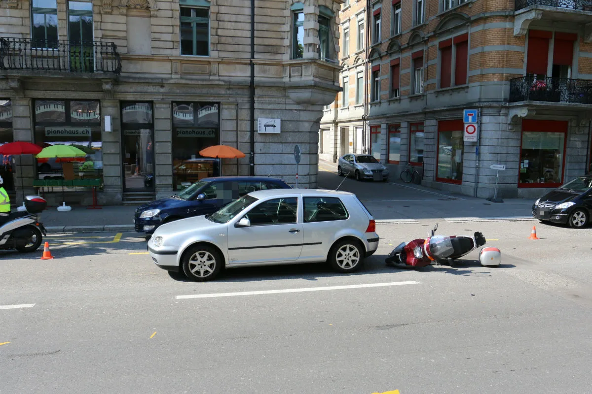 Stadt St.Gallen SG - Rollerlenkerin prallt gegen Personenwagen