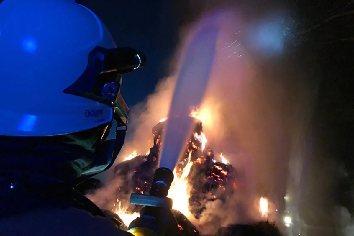 Bleiburg - Zugmaschine mit Strohballenpresse in Brand geraten