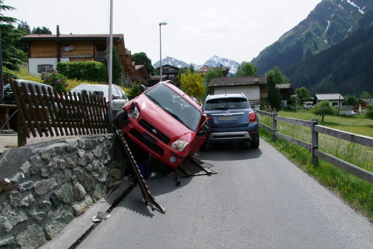 Klosters GR - Vom Bremspedal gerutscht und kollidiert
