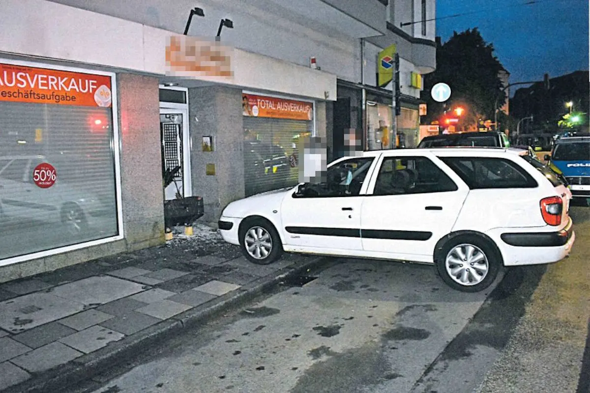 Essen – Polizei sucht Zeugen nach Einbruch in Juweliergeschäft - Täter machen hohe Beute
