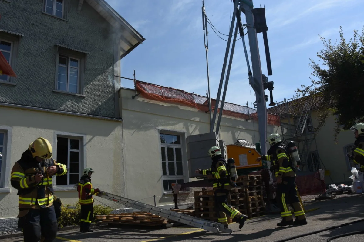 Feuerwehreinsatz in Oberuzwil SG - Mottbrand in Fassade 