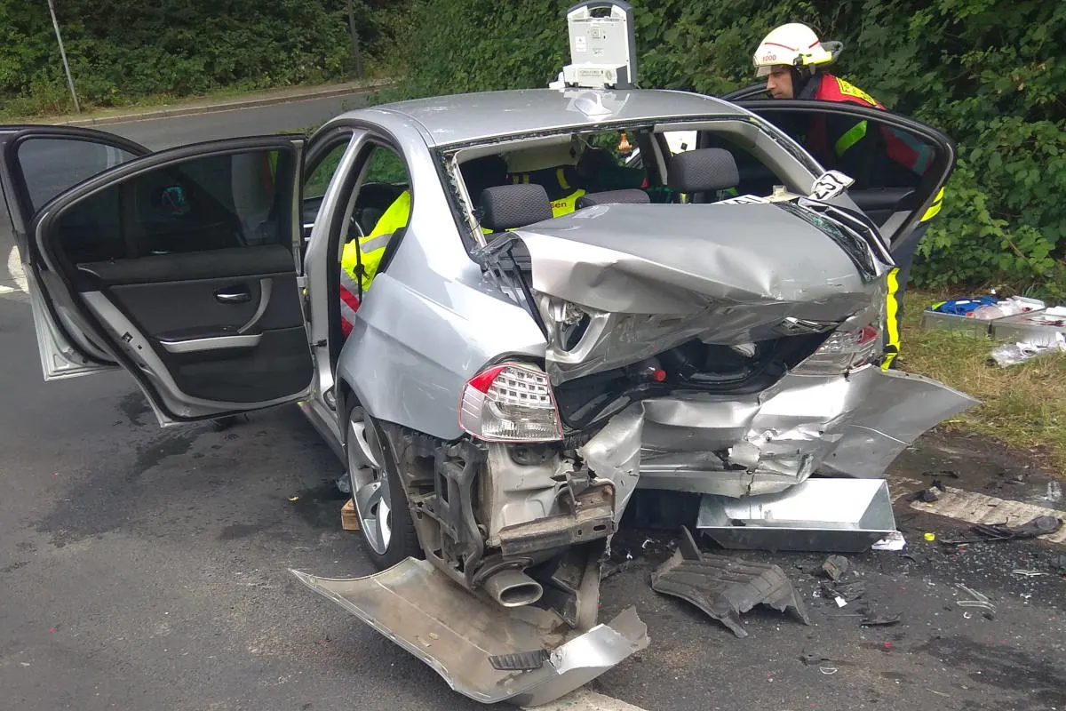 Schwerer Verkehrsunfall - Beifahrerin lebensgefährlich verletzt