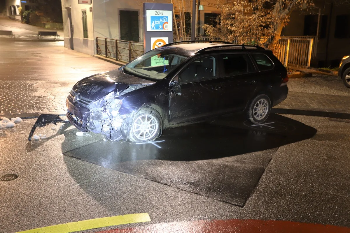 Totalschaden in St. Gallen - Personenwagen prallt gegen Signaltafel
