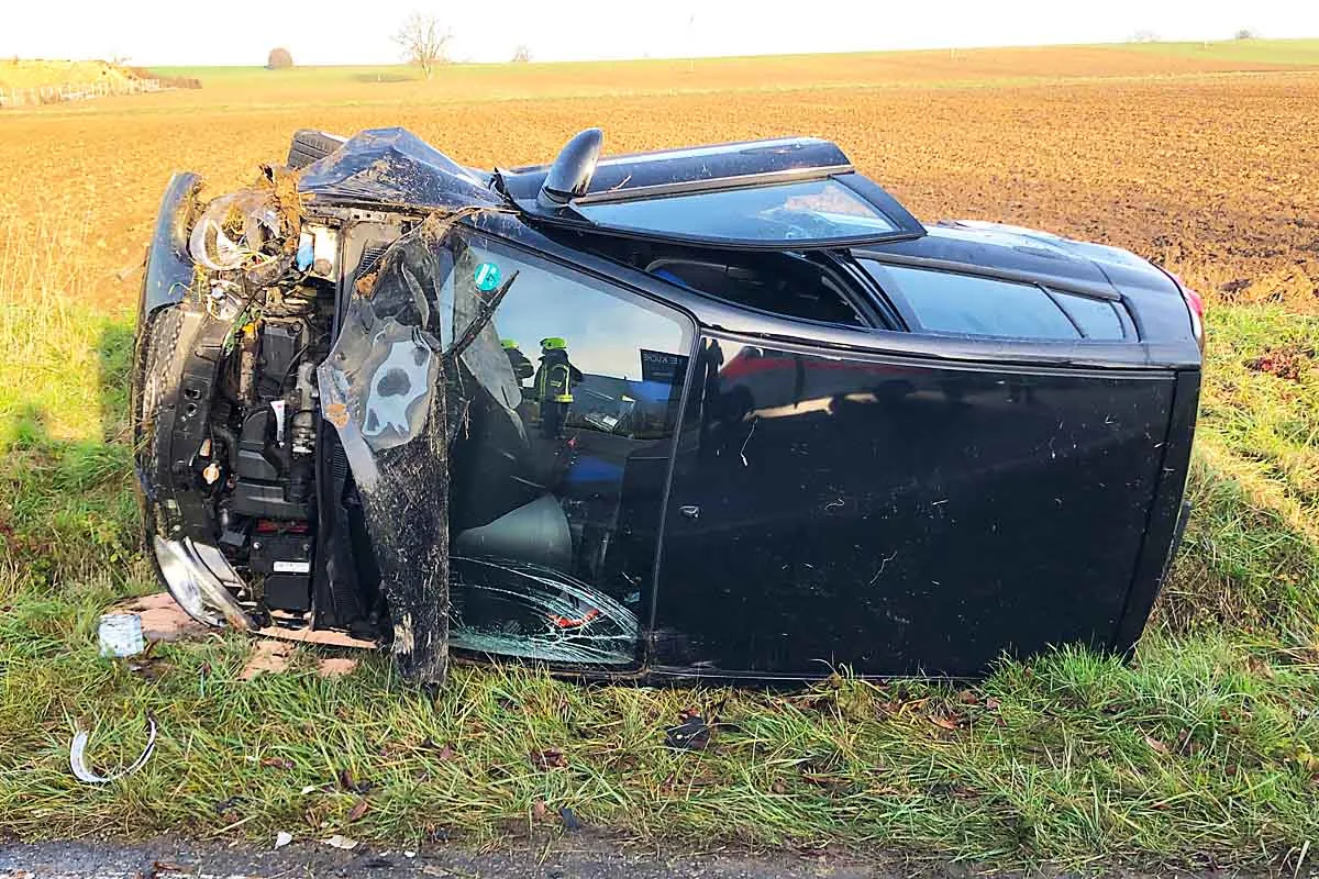 Nicht angepasster Geschwindigkeit in Steinfeld - Fahrer überschlägt sich mit Auto