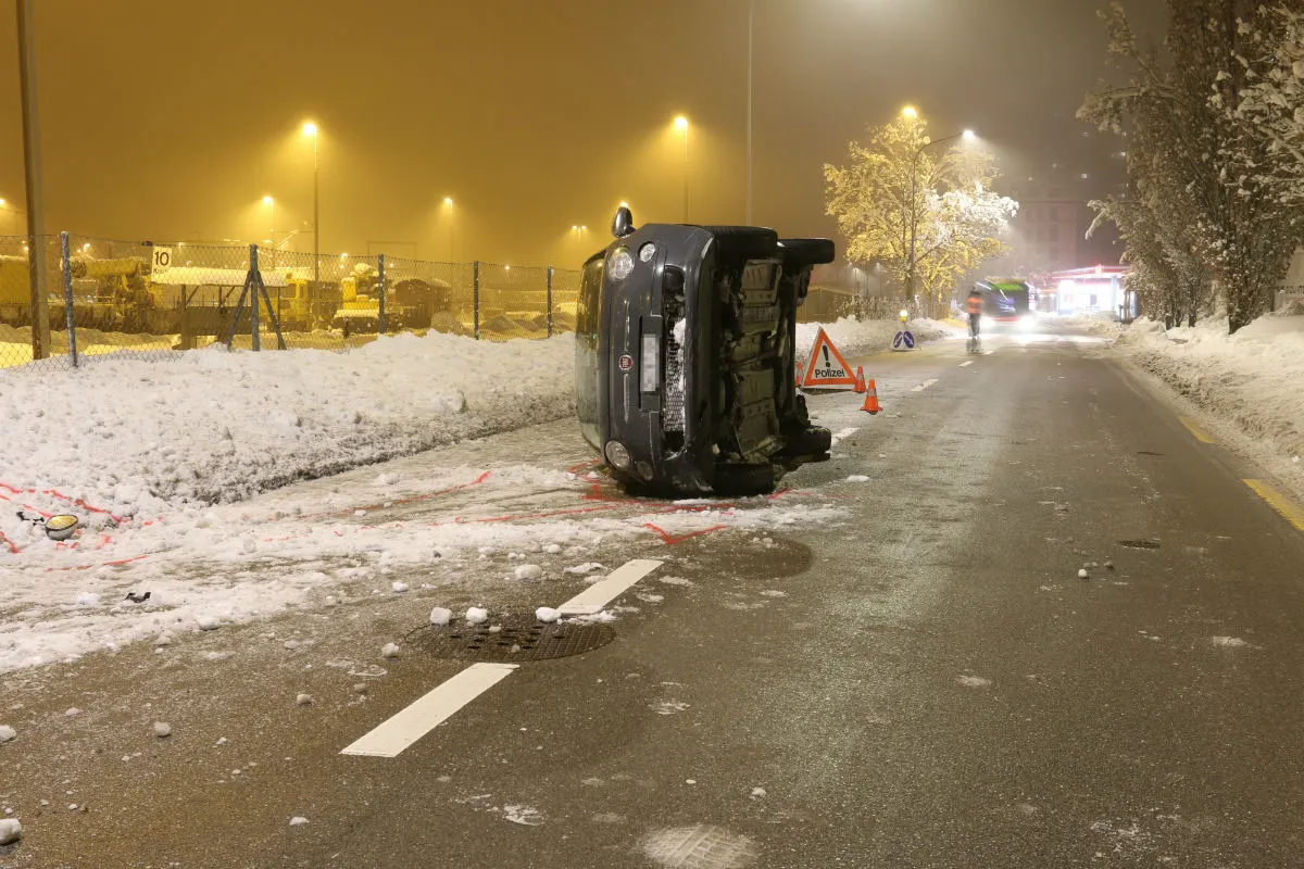 St. Gallen SG - Auto kippt auf die Seite