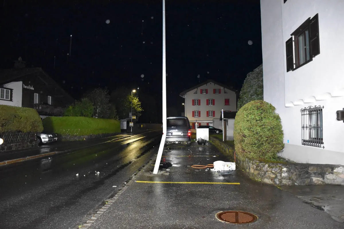 Klosters GR – Alkoholisiert in Kandelaber und Hydranten gefahren