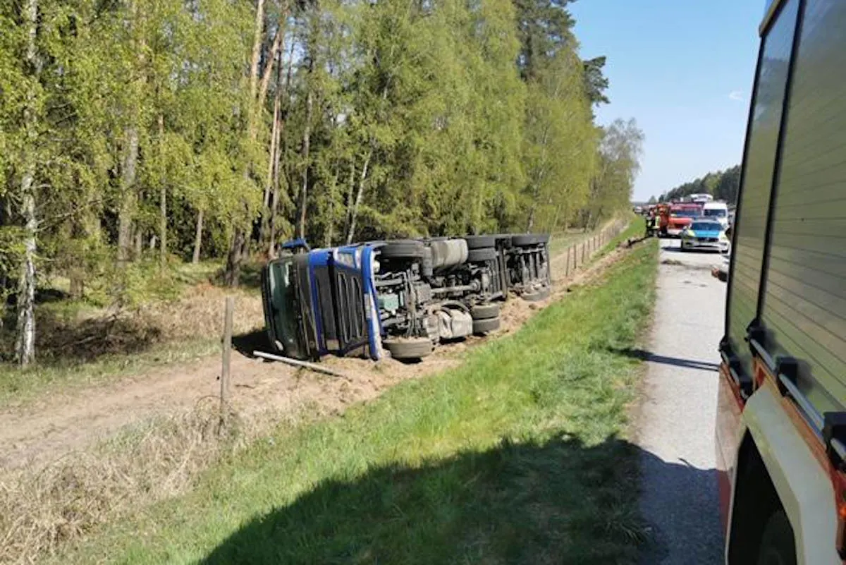 A19 Linstow – LKW mit Auflieger landet auf der Seite