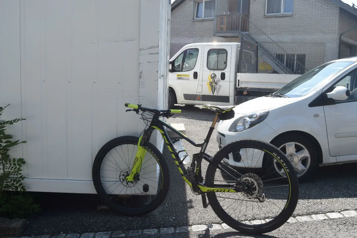 Heiden AR - Velofahrer prallt gegen parkiertes Auto und Container