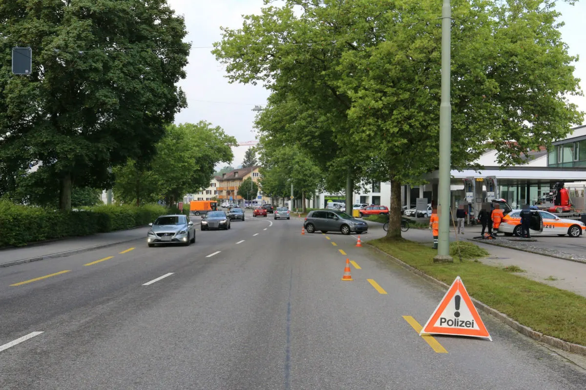 St. Gallen SG - Auto prallt gegen Elektrovelo