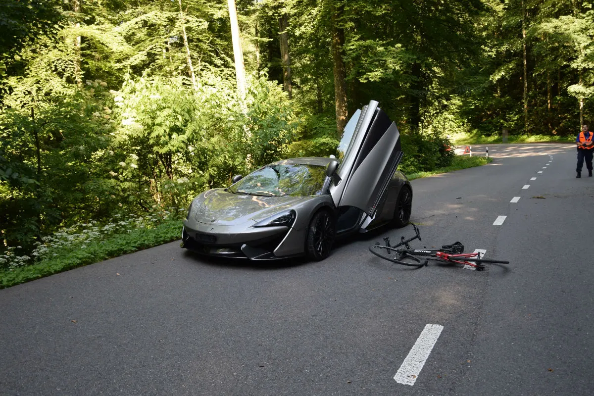 Dornach SO - Kollision zwischen Sportwagen und Fahrrad
