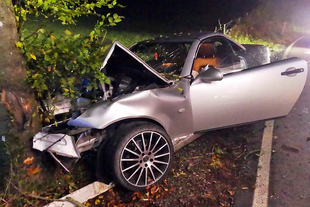 Unfall mit Schwerverletztem in Wiehl - 22-jähriger kollidiert frontal mit Baum