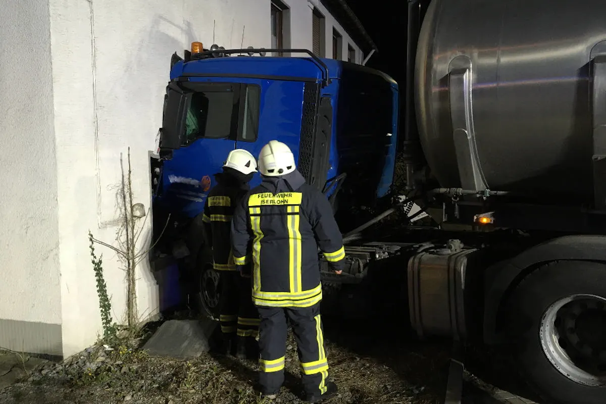 Iserlohn – Gülletransporter fährt in Wohnhaus
