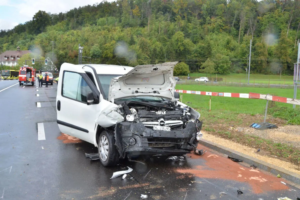 Bubendorf BL –Kollision zwischen Linienbus und Personenwagen