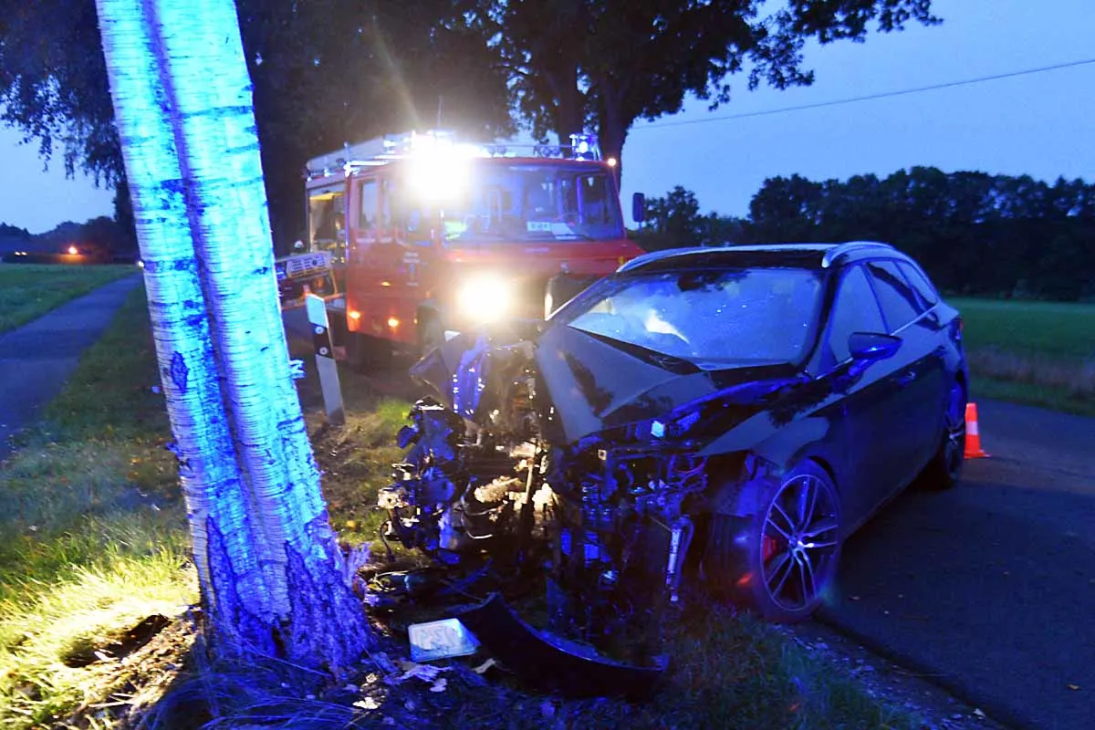 Unfall mit Schwerverletztem in Fredenbeck -  Pkw krachte frontal gegen Baum