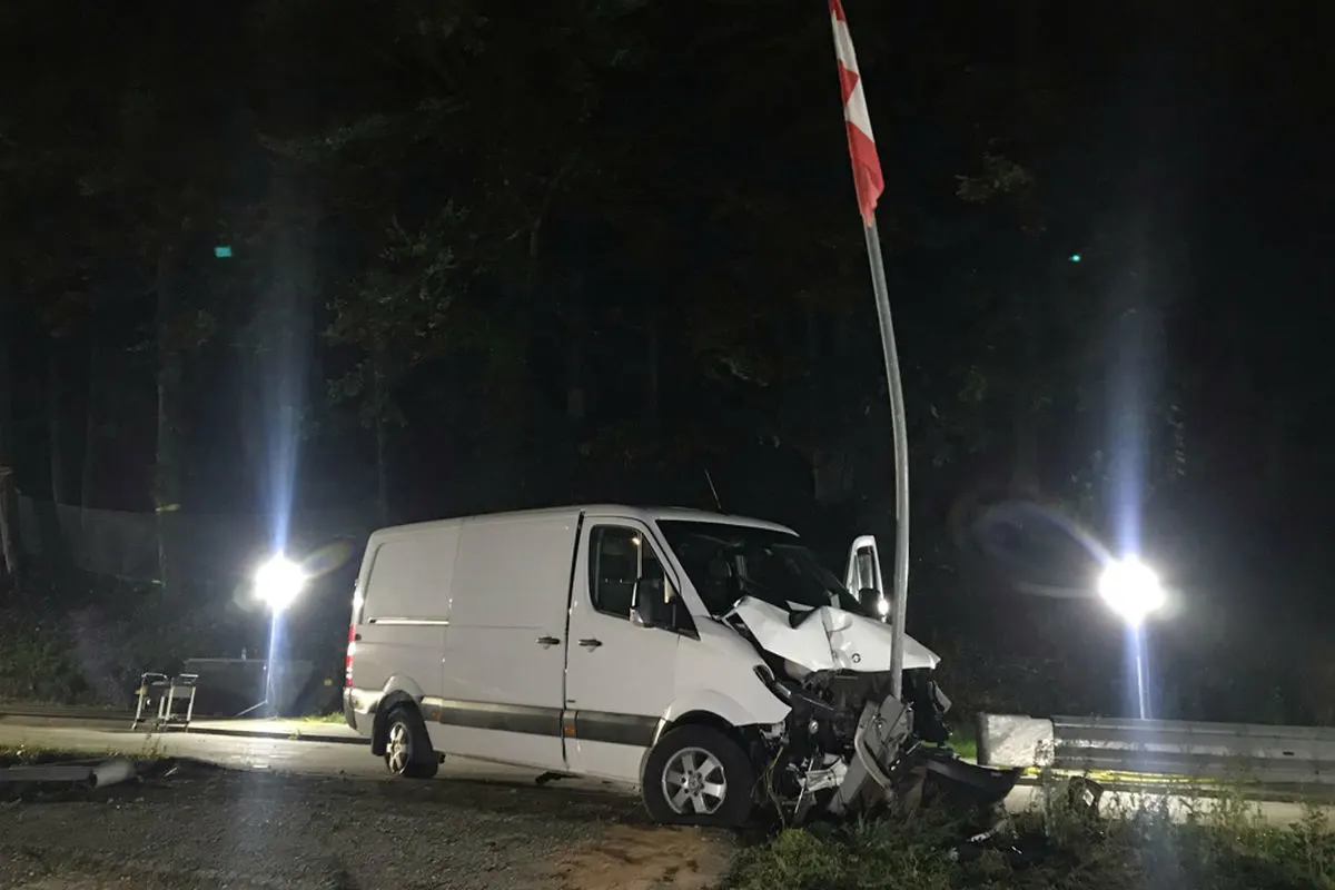 Eptingen BL - Lieferwagenlenkerin (43) bei Selbstunfall verletzt