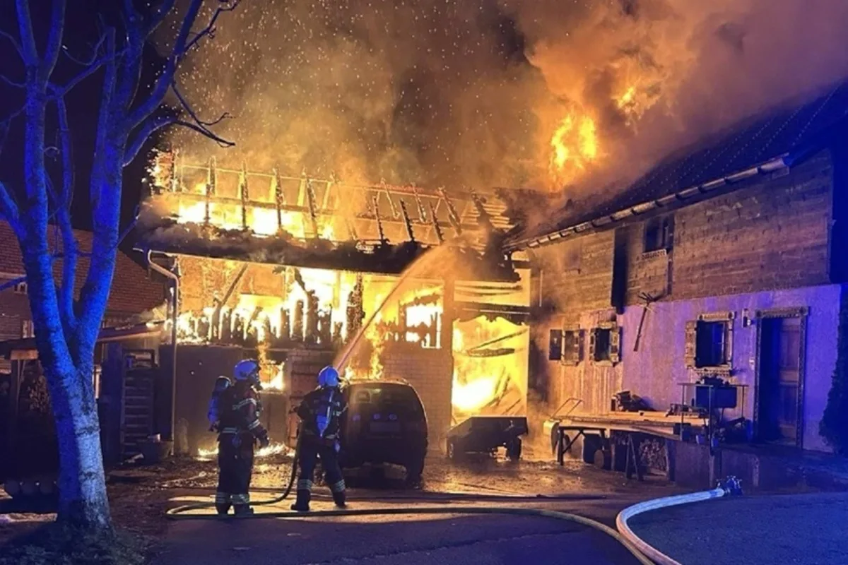 Im Fang FR – Schuppenbrand greift auf Wohnhaus über