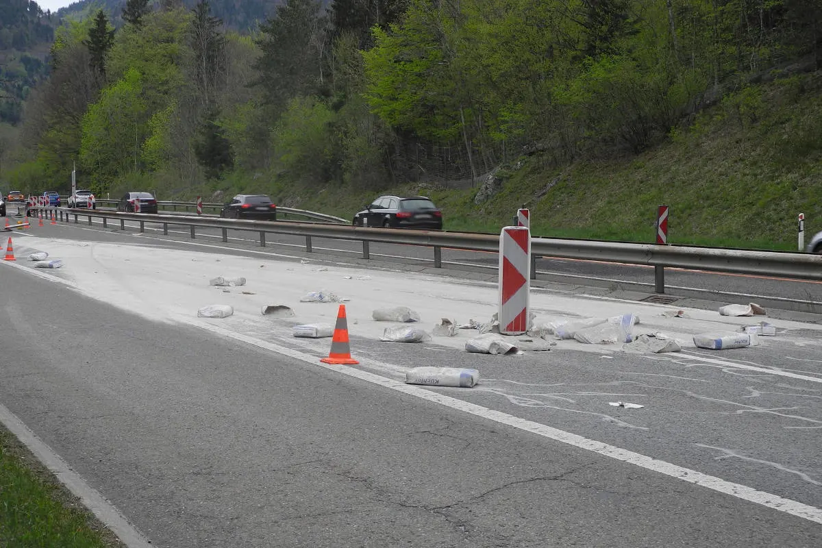 Goldau / A4 SZ - Verkehrsbehinderungen aufgrund von Zementsäcken auf der Fahrbahn