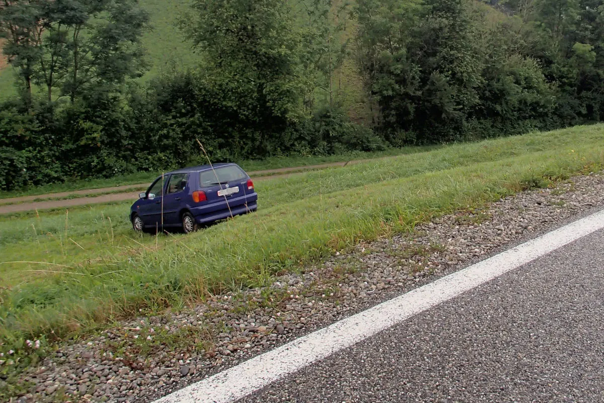 Densbüren AG - Schleuderunfall auf nasser Fahrbahn 