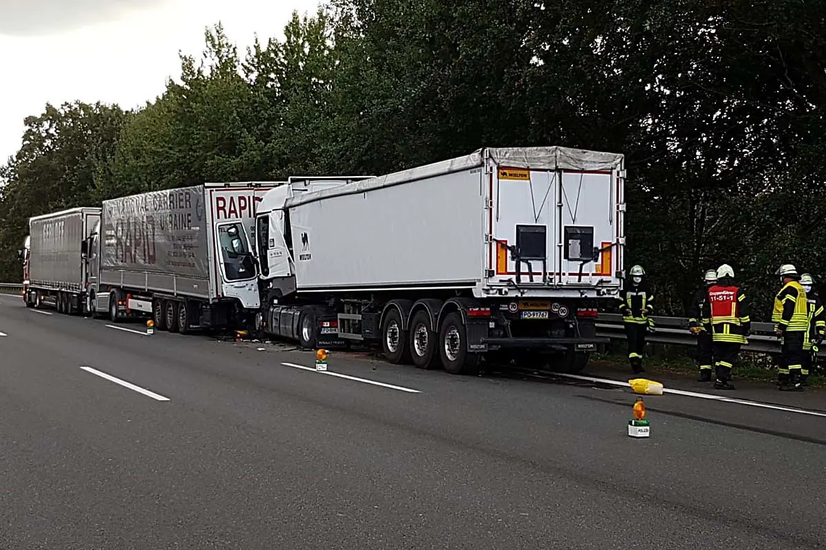 Stauende in Heidekreis übersehen - Heftiger Verkehrsunfall mit drei beteiligten LKW