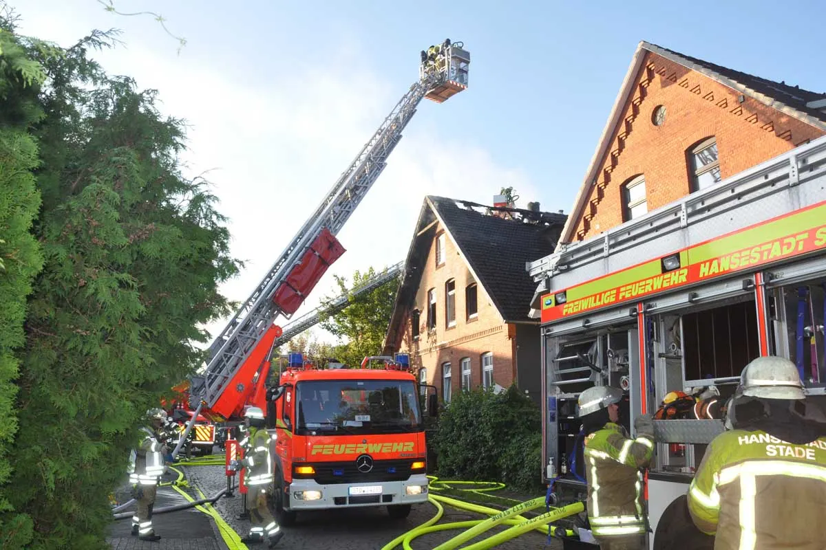 Stade - Küchenbrand breitet sich auf Dachgeschoß aus