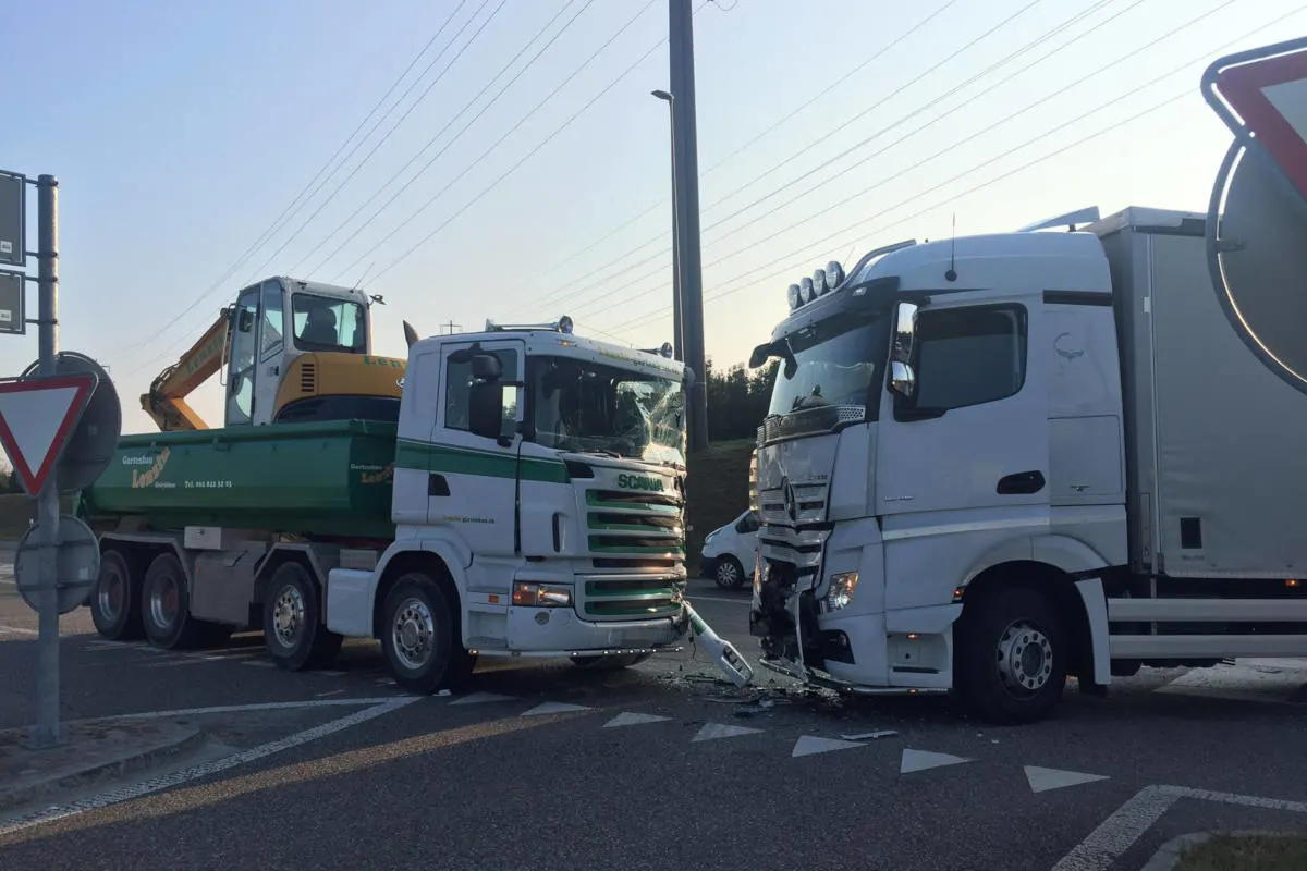 Kölliken AG - Grosser Schaden bei Kollision zweier Lastwagen