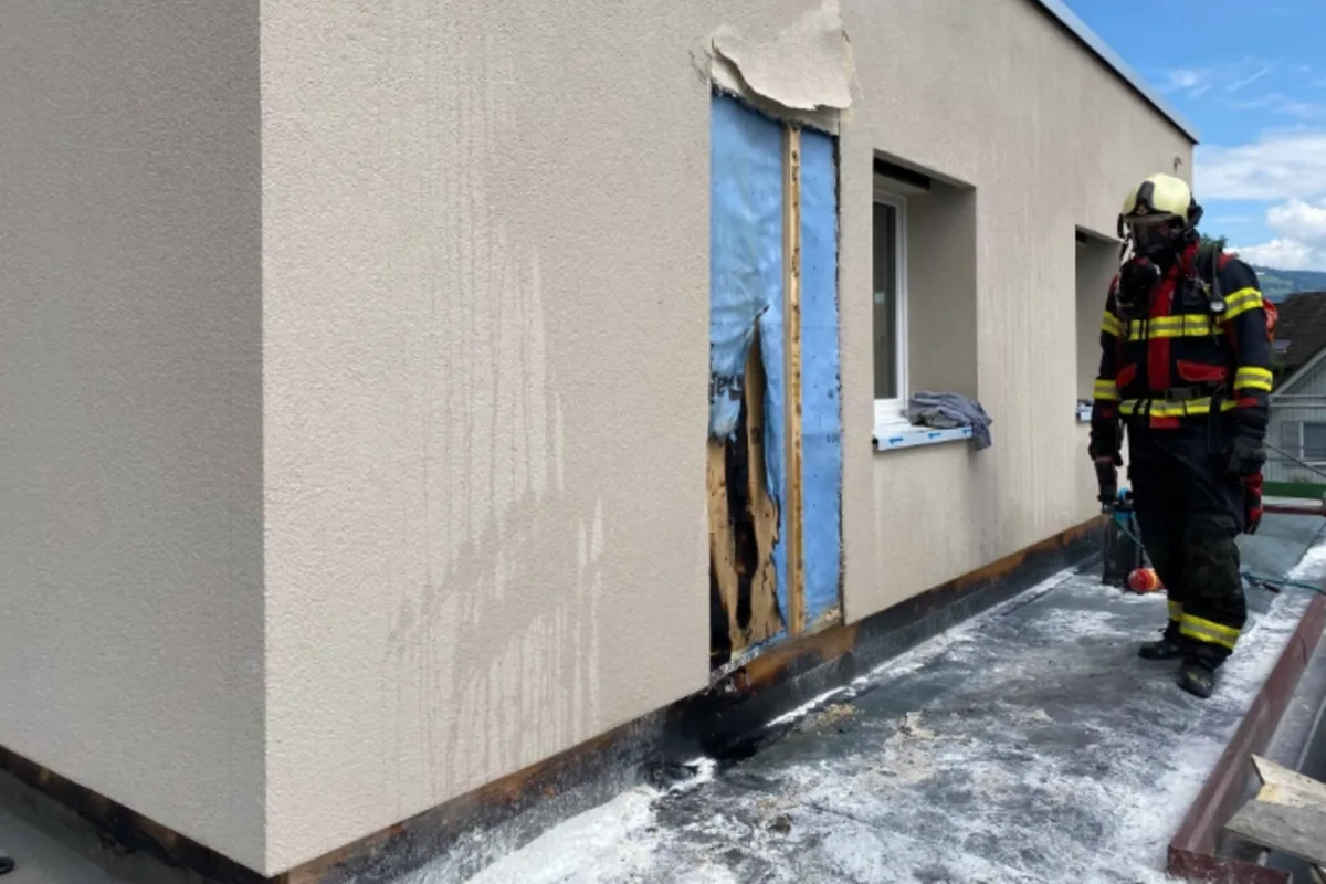 Cham ZG - Offene Flammen im Bereich einer Fassade