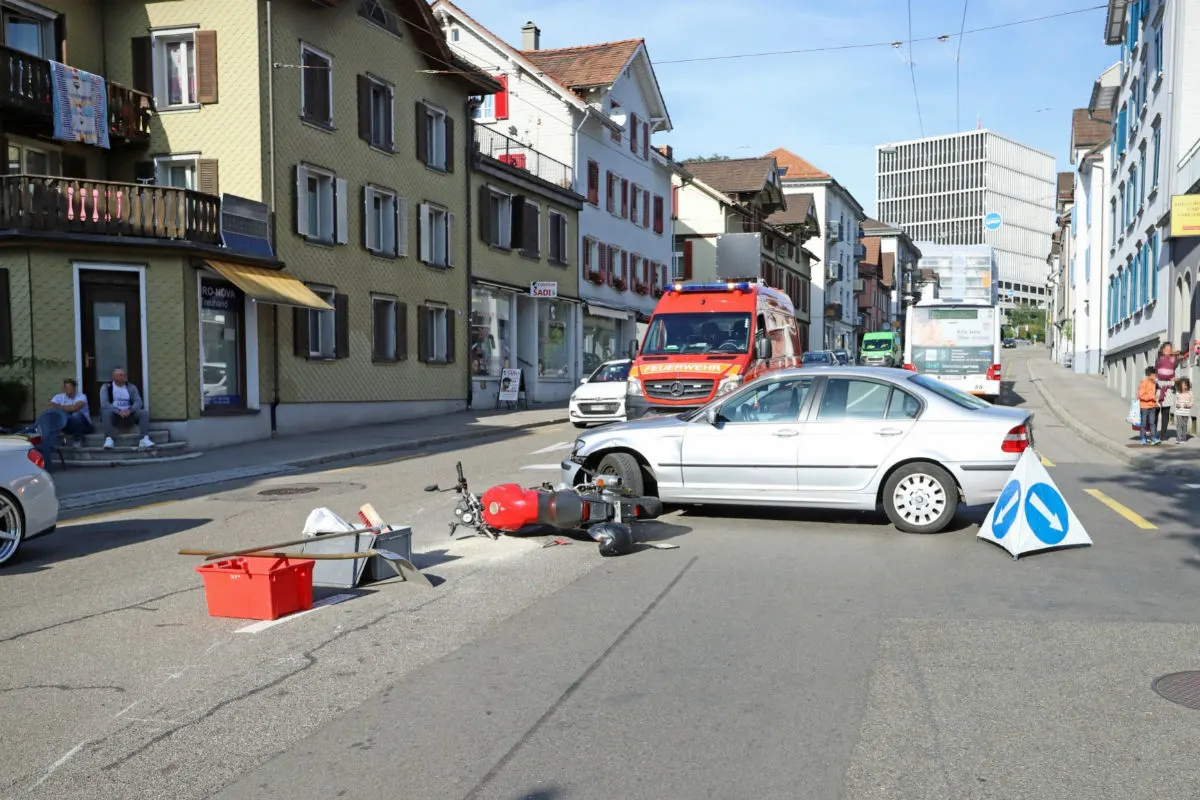 St.Gallen - BMW-Fahrer missachtet Regeln und baut Unfall 