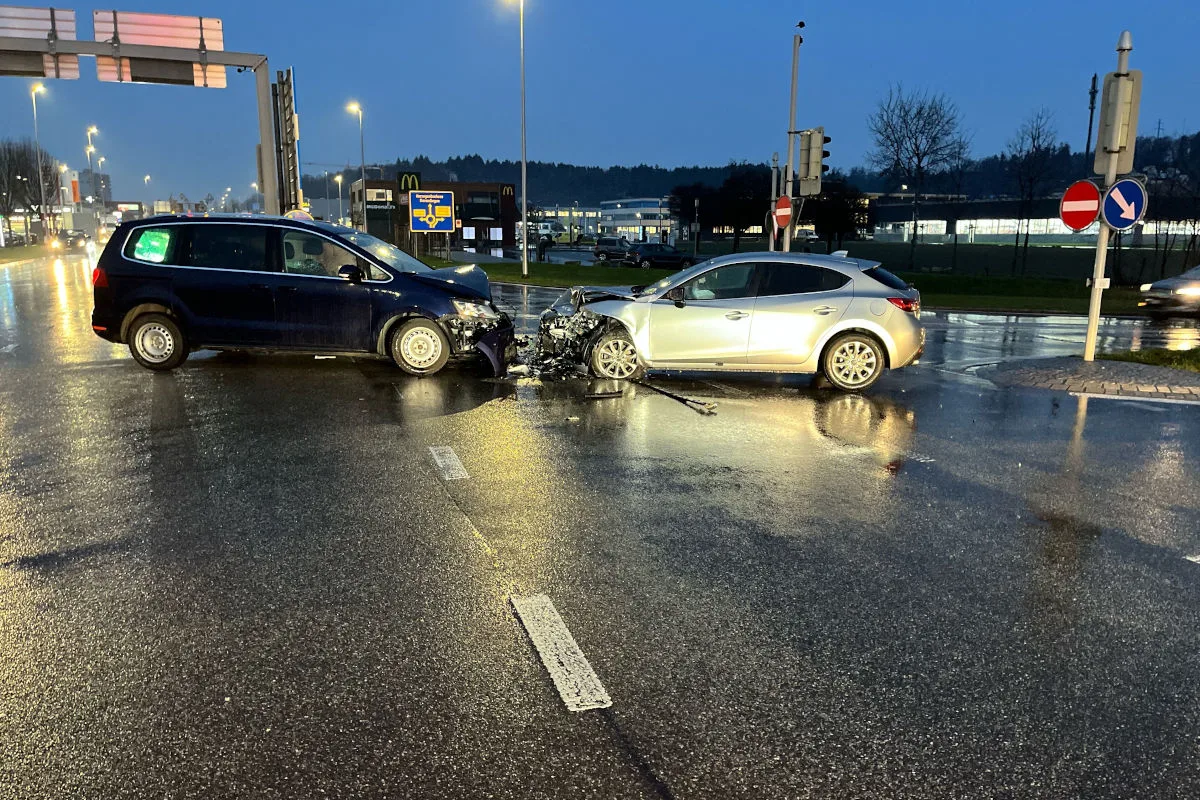 Zuchwil SO – Kollision zweier Autos auf einer Kreuzung 