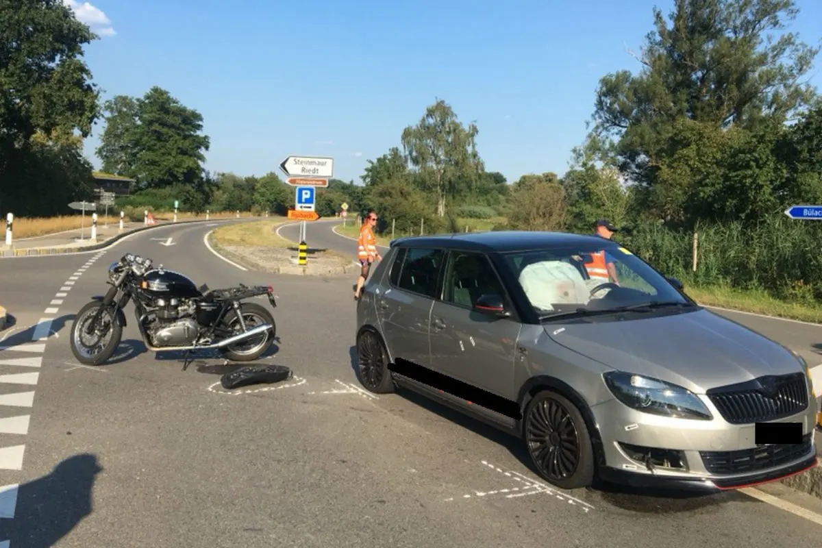Neerach ZH - Motorradlenker bei Kollision verletzt
