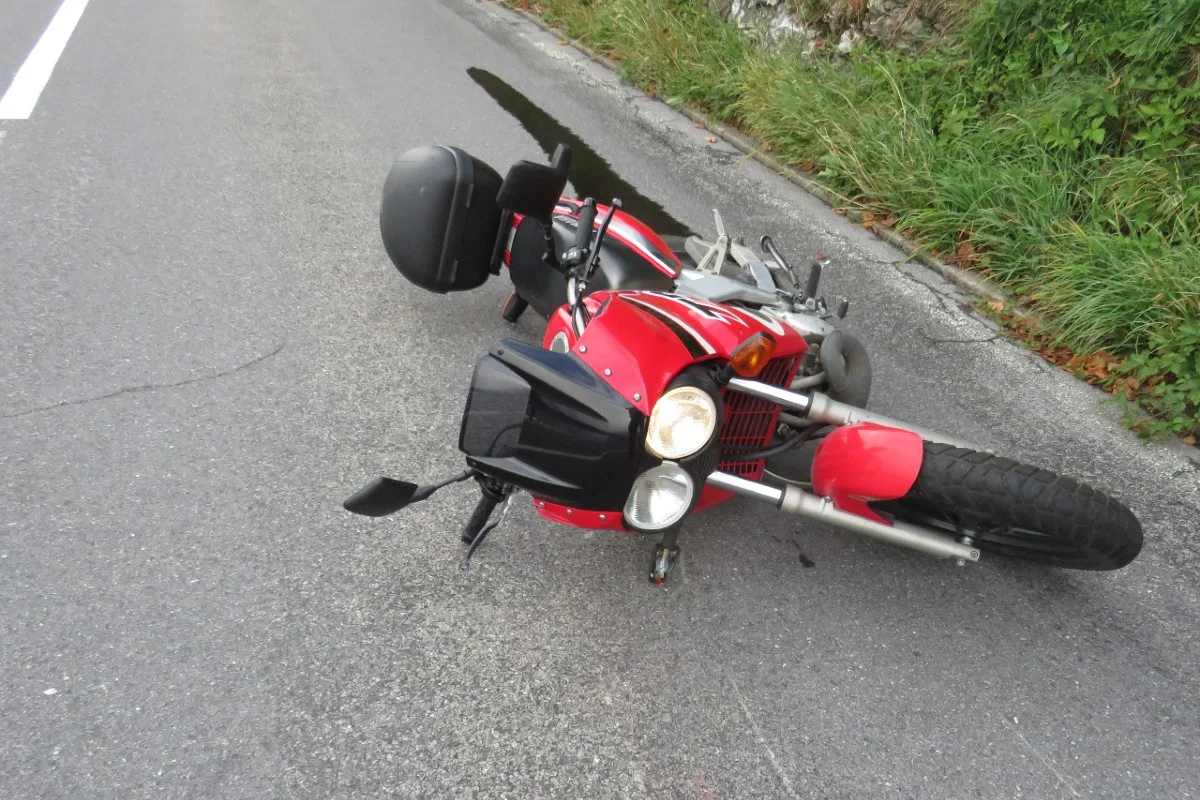 Mollis GL - Zwei Jugendliche wurden bei einem Verkehrsunfall verletzt