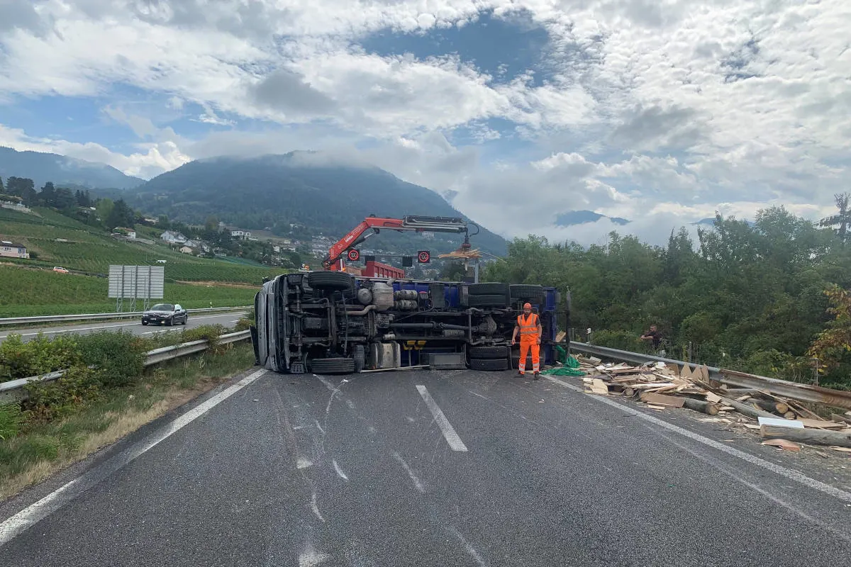 A9 Vevey und Montreux VD – Autobahn nach schwerem Unfall mit Lastwagen gesperrt