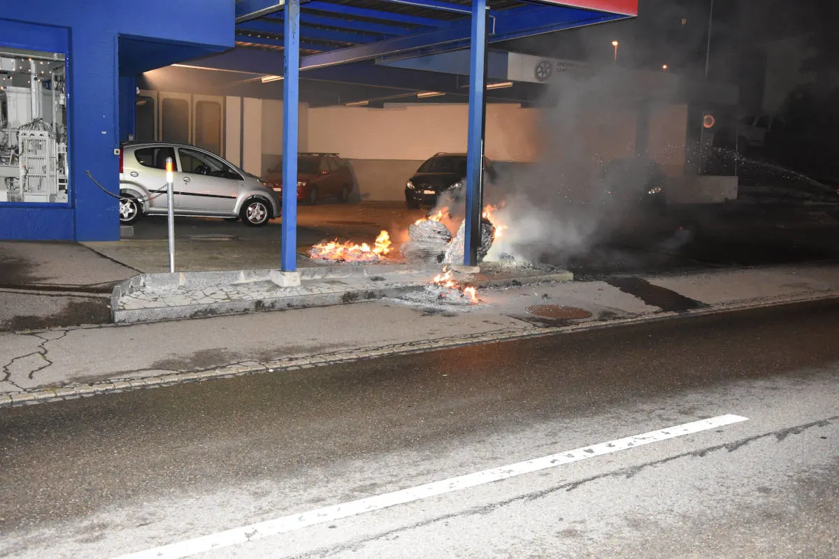 Zeugenaufruf Oberuzwil SG – Altpapier in Brand gesteckt
