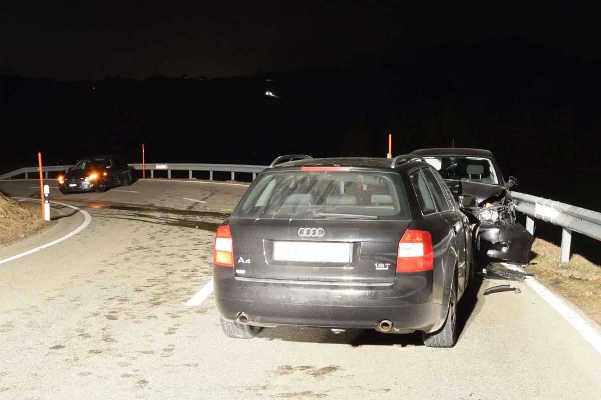 Schwellbrunn AR - Vier Verletzte bei Frontalkollision
