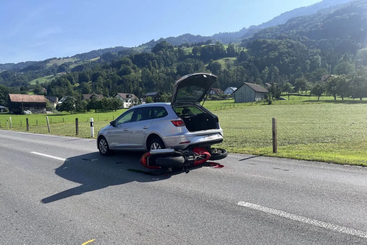 Schänis SG - Motorradfahrer (77) nach Unfall im Spital