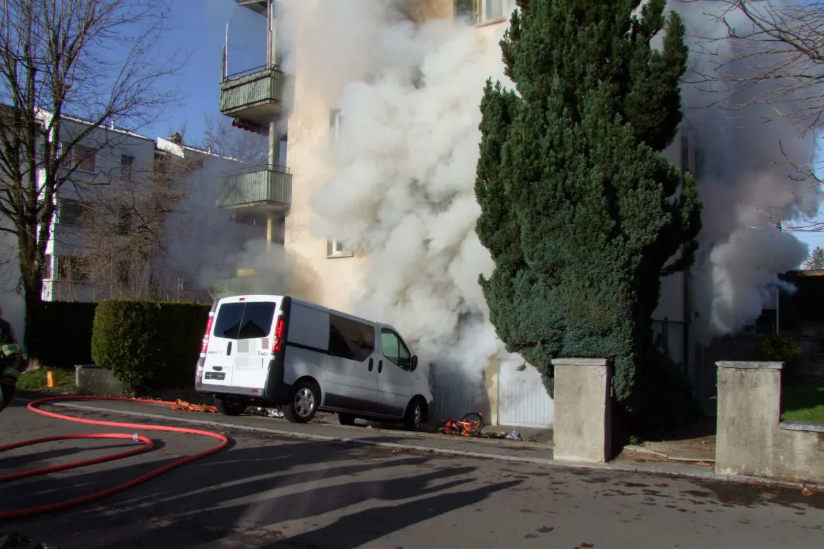 Rapperswil SG - Zwei Verletzte nach Brand in Garagenbox