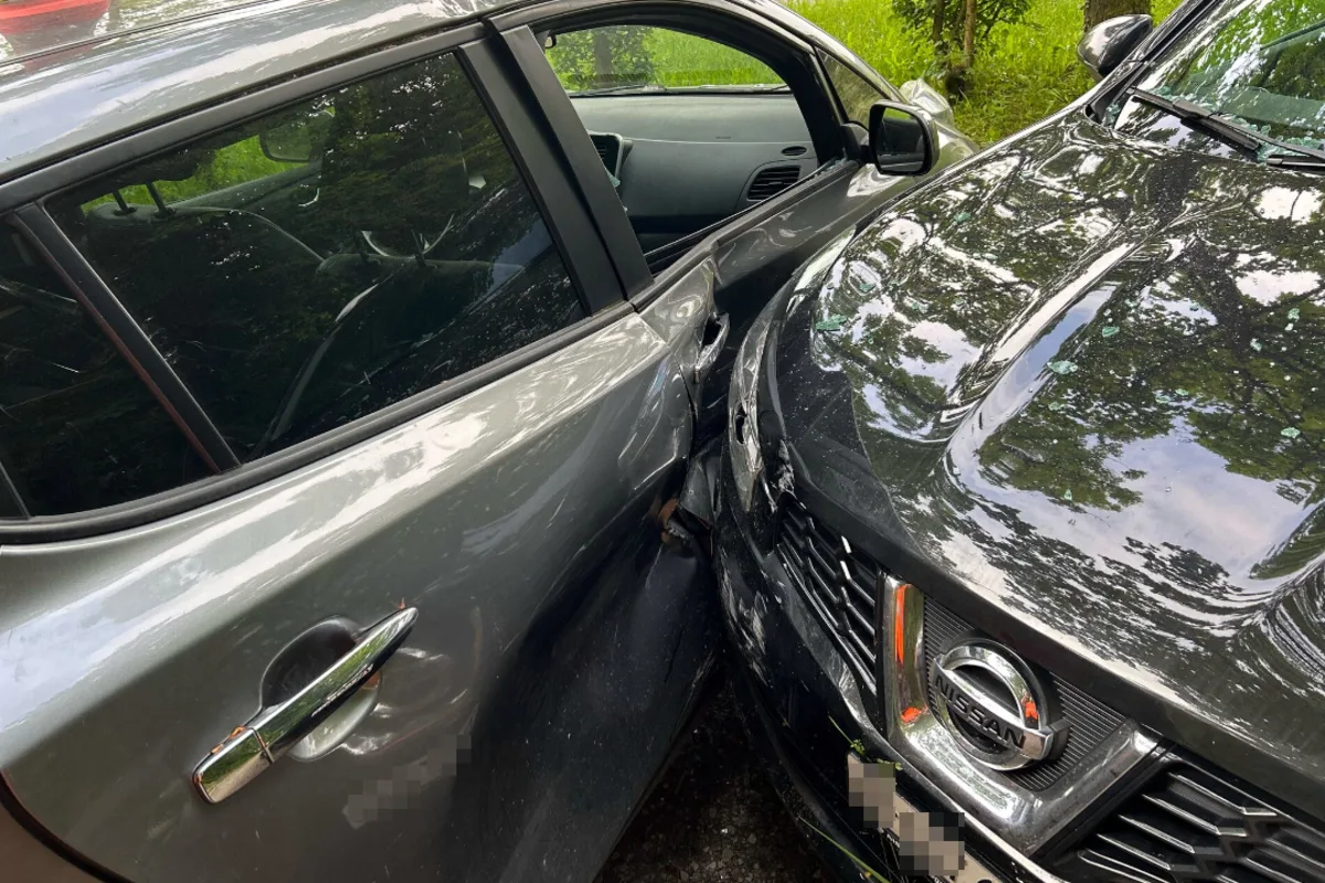 Uster ZH - Gegen ein parkiertes Auto gefahren