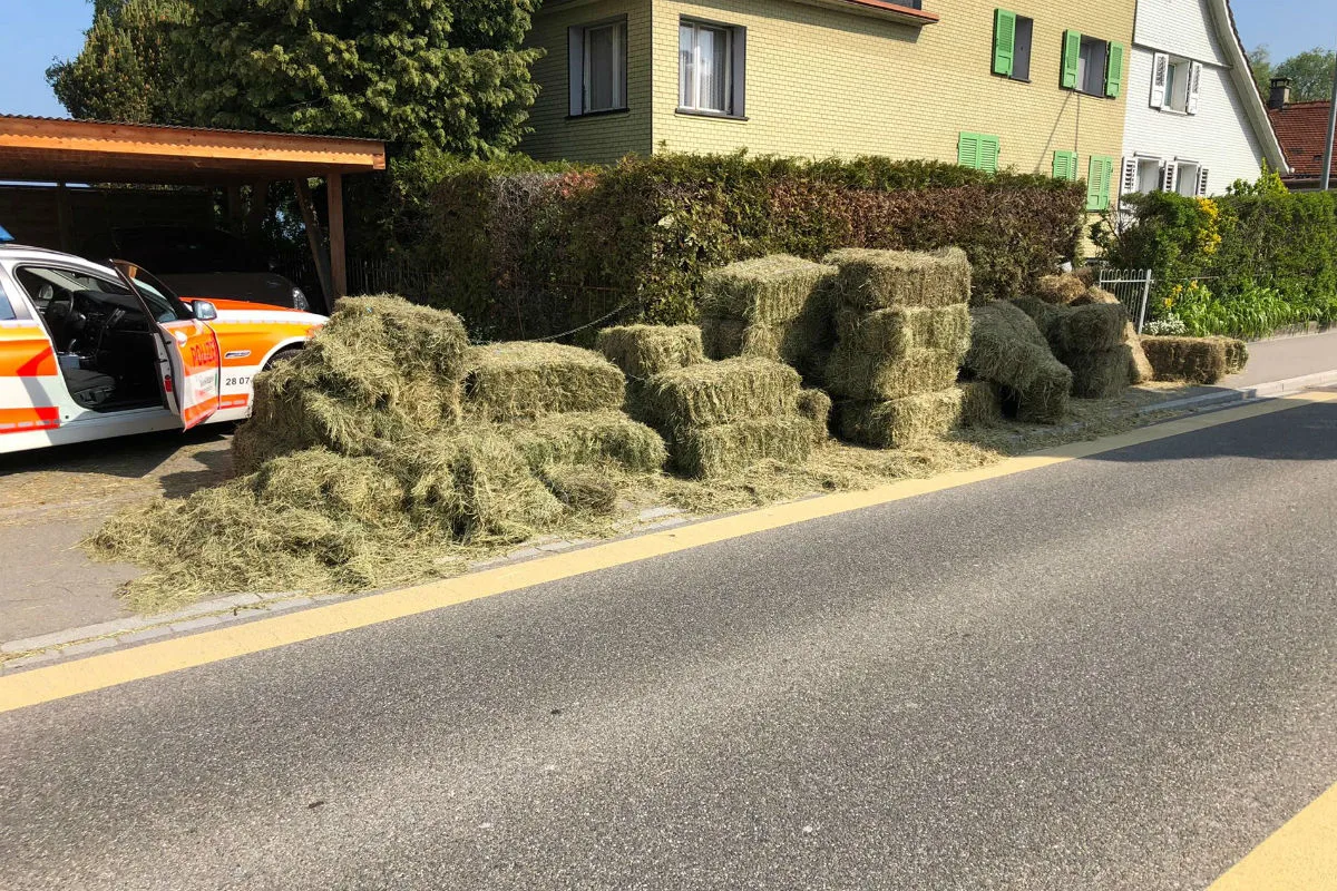Staad SG - Traktor mit Anhänger verliert Heuballen
