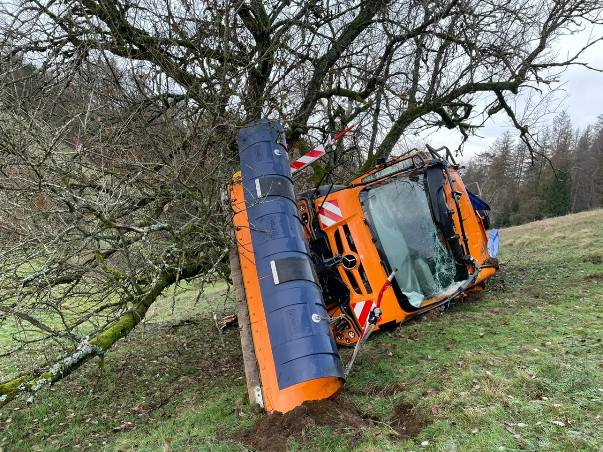 Masserberg – Schneepflug überschlägt sich