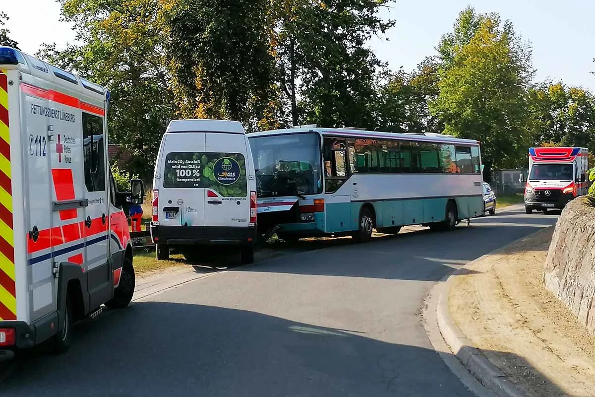 Thomasburg - Transporter kollidiert mit Linienbus - Unfall mit hohem Sachschaden