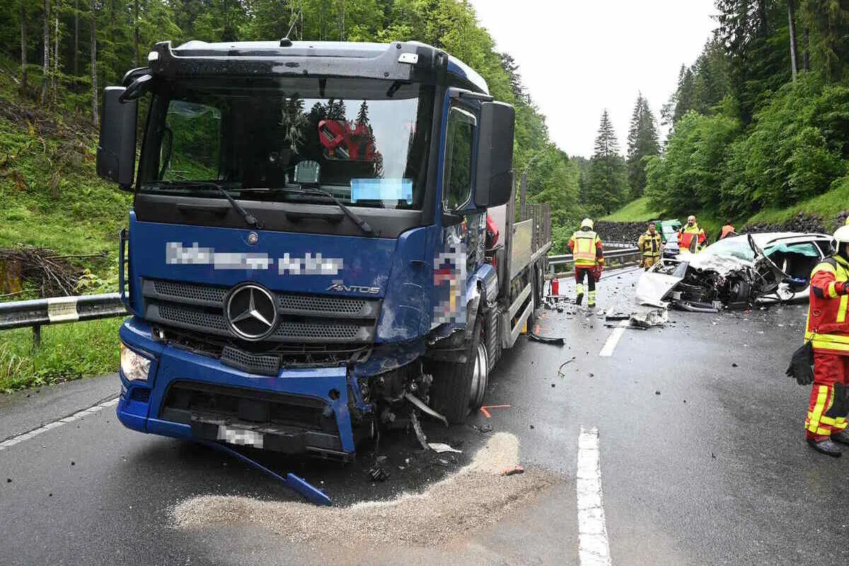Gams SG - Schwerer Unfall zwischen Auto und Lastwagen