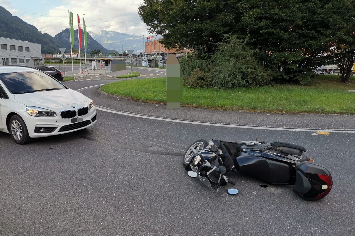 Mels SG - Autolenkerin übersieht Motorrad