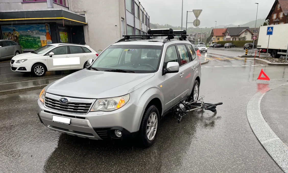 Appenzell AI – Kollision zwischen Personenwagen und Fahrrad im Kreisverkehr