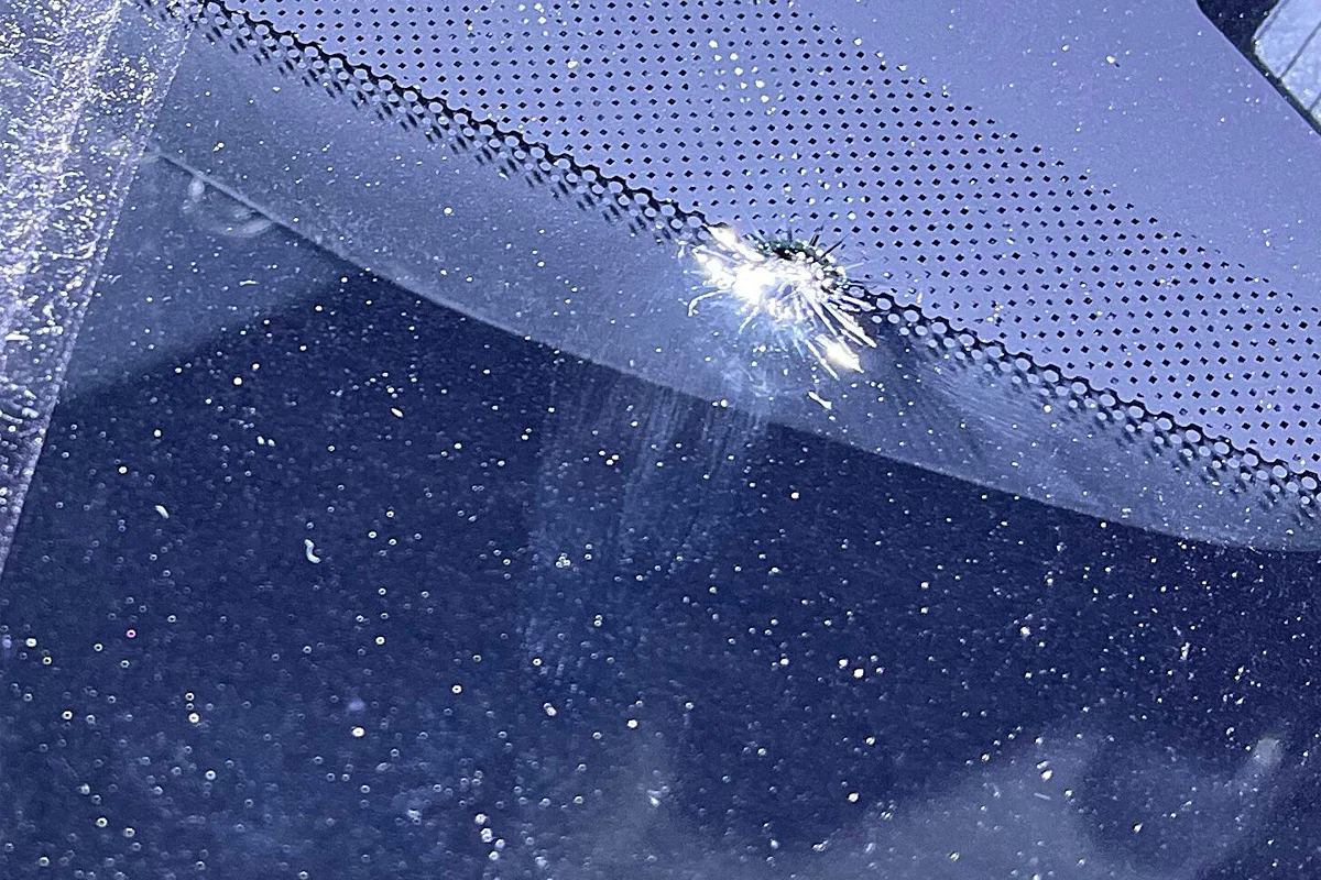 A46 Iserlohn – Jugendliche werfen Steine von Brücke auf Autos