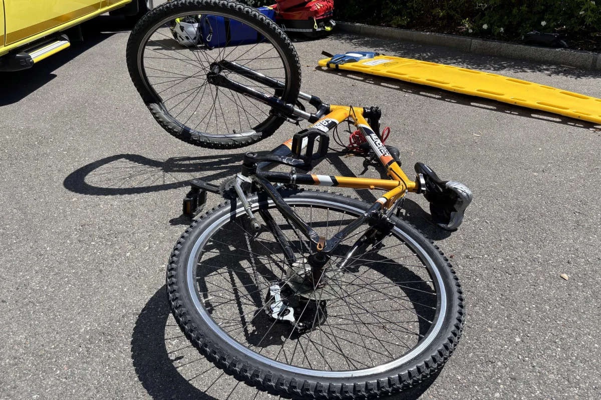 Bad Zurzach AG – Velofahrer (25) nach Unfall ins Spital geflogen