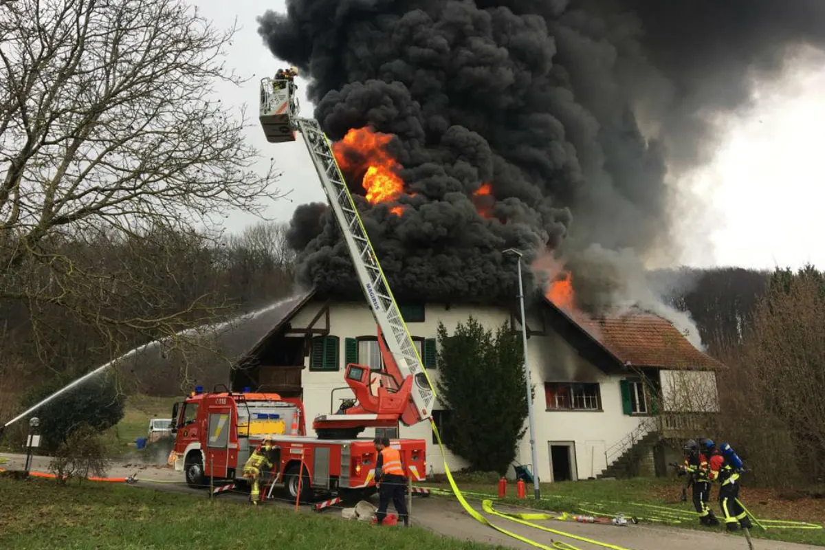 Safnern BE - Bauernhaus durch Feuer zerstört