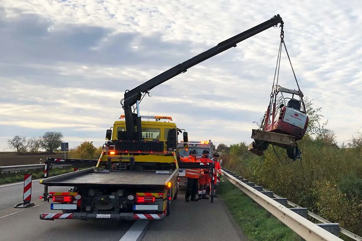 Edenkoben - Verkehrsunfall durch freifahrenden Anhänger mit Baustellenbagger